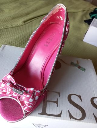 Zapatos Guess fucsia tacón cuña