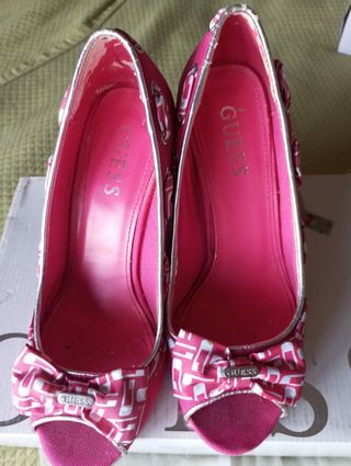 Zapatos Guess fucsia tacón cuña