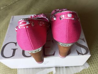 Zapatos Guess fucsia tacón cuña