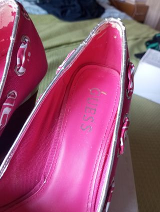 Zapatos Guess fucsia tacón cuña