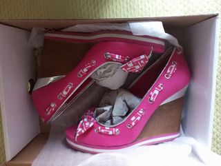 Zapatos Guess fucsia tacón cuña