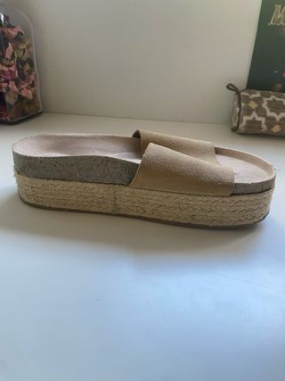 Sandalias planas beige