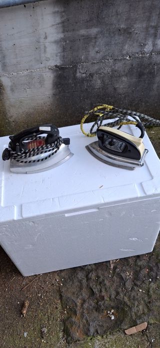 2 FERRI DA STIRO VECCHI DA COLLEZZIONE