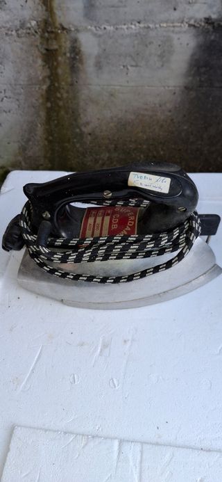 2 FERRI DA STIRO VECCHI DA COLLEZZIONE