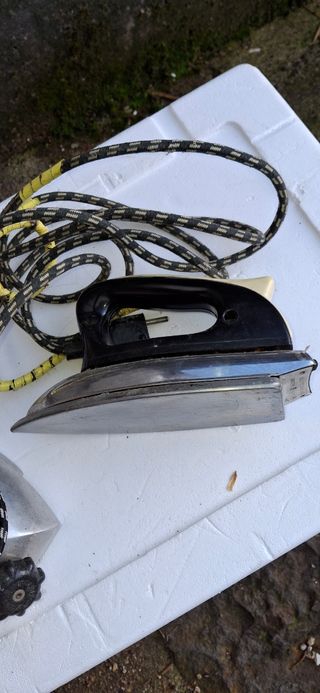 2 FERRI DA STIRO VECCHI DA COLLEZZIONE