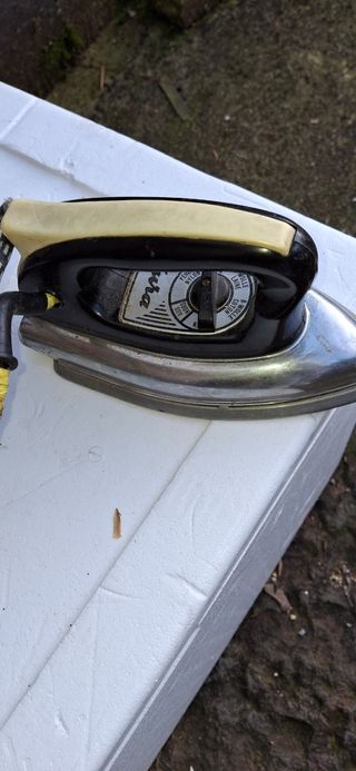 2 FERRI DA STIRO VECCHI DA COLLEZZIONE