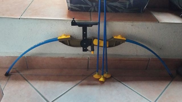 Arco con frecce giocattolo