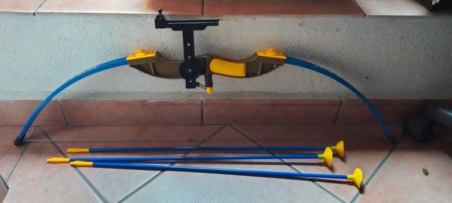 Arco con frecce giocattolo