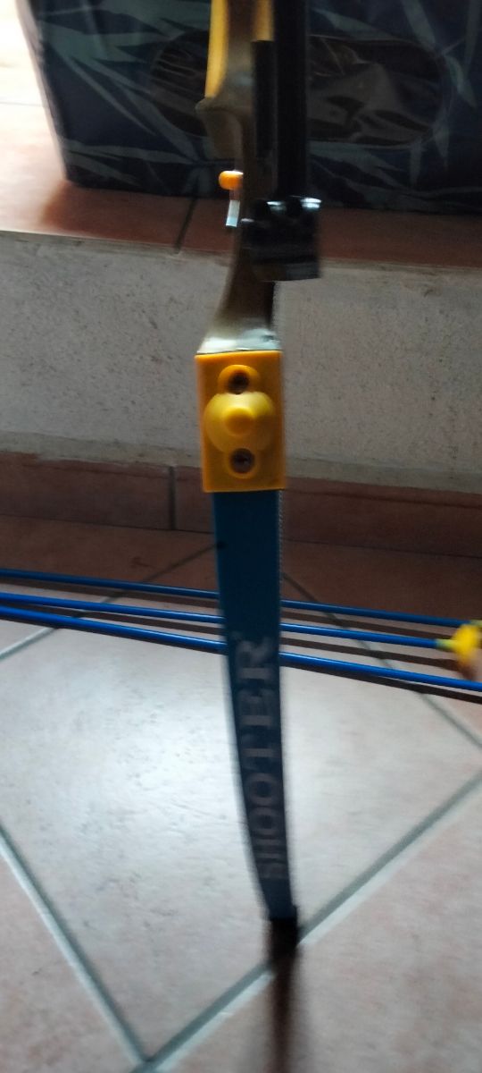 Arco con frecce giocattolo
