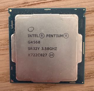 Intel Pentium G4560 – 3.5GHz, 2 núcleos / 4 hilos.