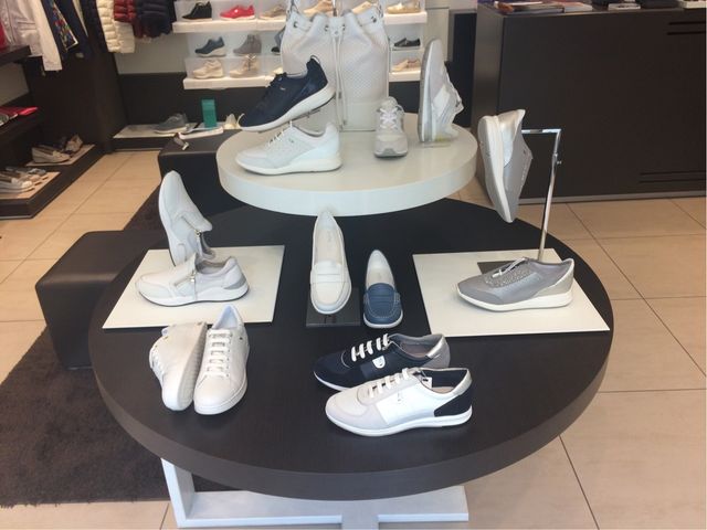 Tavolo Espositore scarpe o abbigliamento