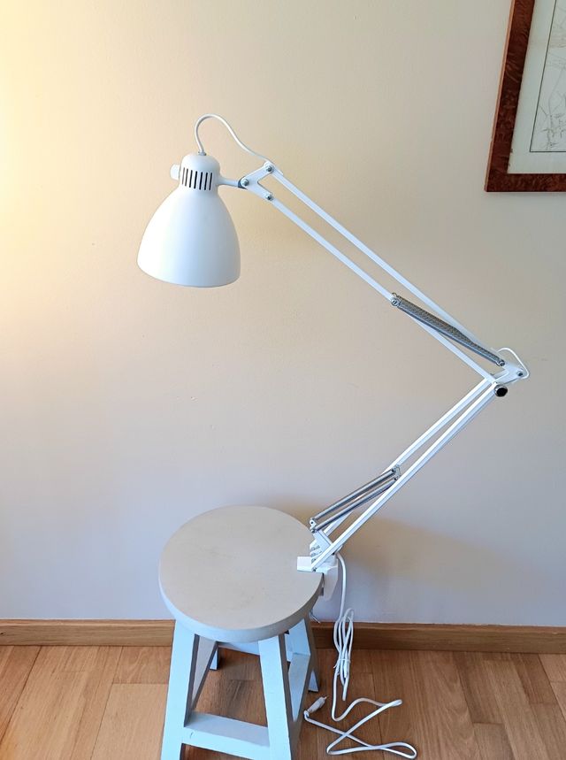 Lampara flexo Luxo blanca vintage