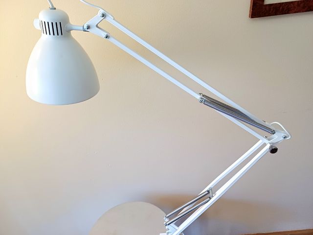 Lampara flexo Luxo blanca vintage