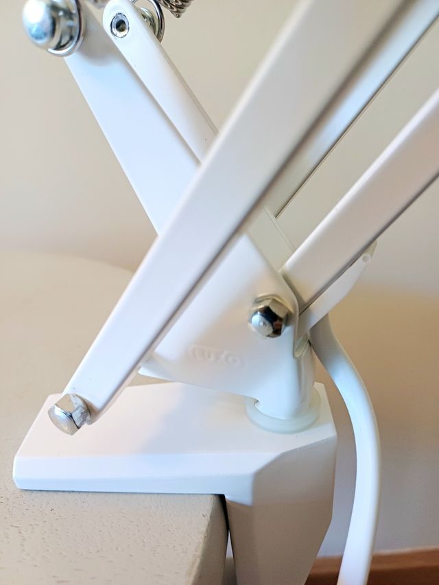 Lampara flexo Luxo blanca vintage