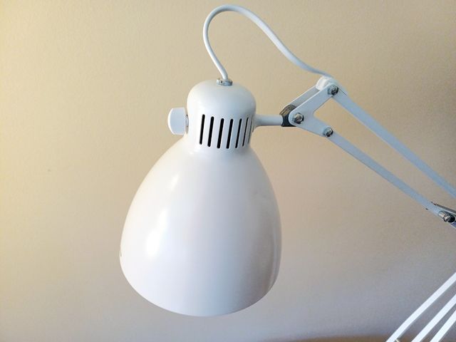 Lampara flexo Luxo blanca vintage