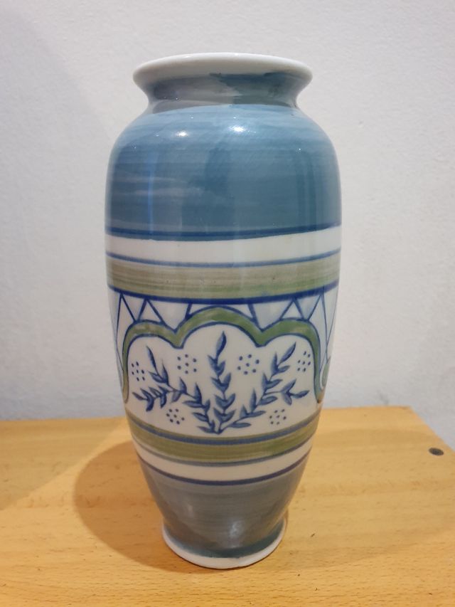 Jarrón cerámico azul y verde