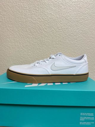 Zapatillas Nike SB blancas y marrón