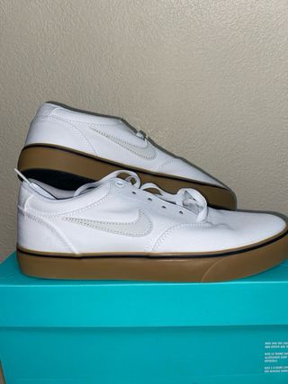 Zapatillas Nike SB blancas y marrón