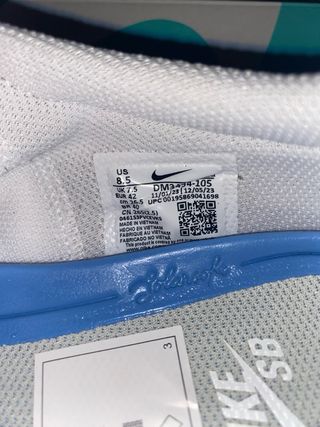 Zapatillas Nike SB blancas y marrón