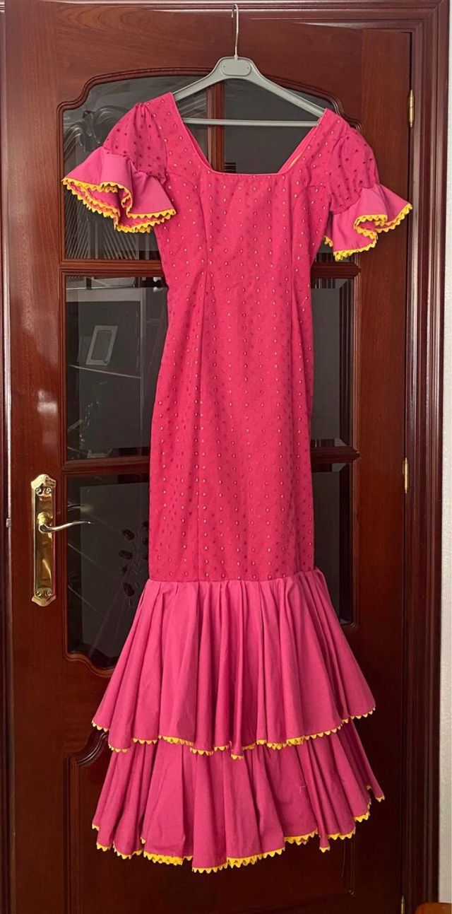Vestido de flamenca o bata rociera segun utilidad.
