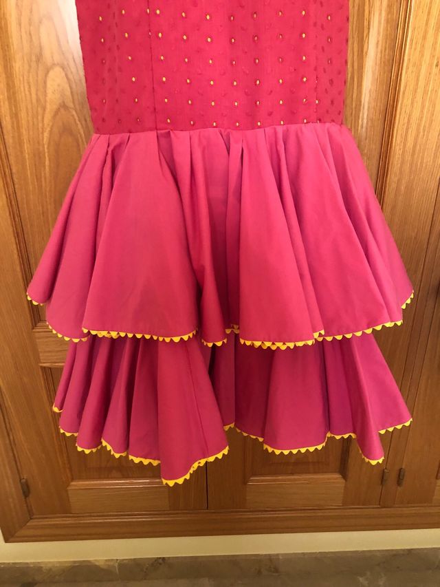 Vestido de flamenca o bata rociera segun utilidad.