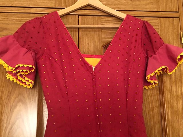 Vestido de flamenca o bata rociera segun utilidad.