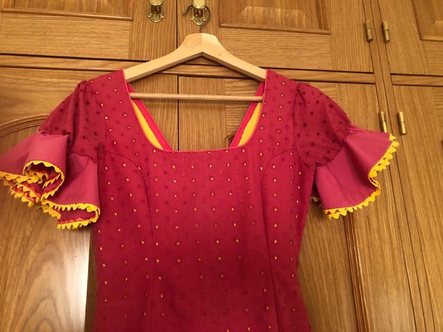 Vestido de flamenca o bata rociera segun utilidad.