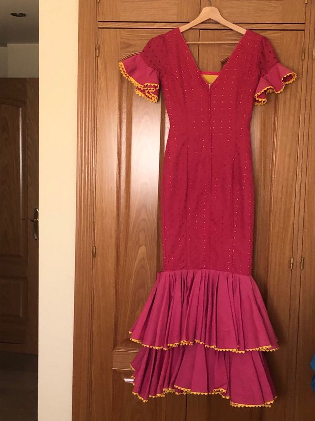 Vestido de flamenca o bata rociera segun utilidad.