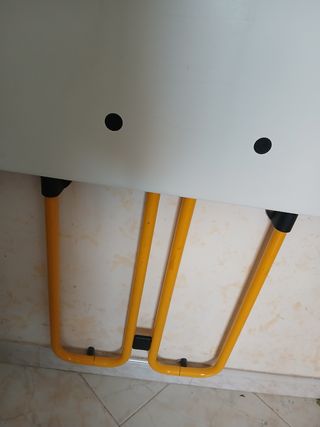 Tavolo da disegno pieghevole giallo