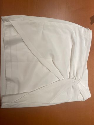 Falda blanca corta