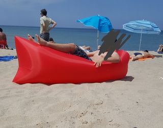 Divano gonfiabile rosso spiaggia