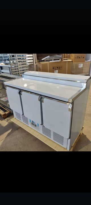 Mesa refrigerada de ensaladas.