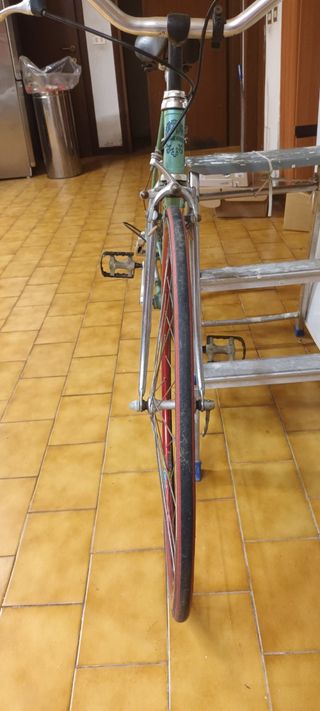 Bici bianchi da corsa da sistemare