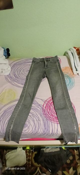 Pantalones varios - 2 azules, 1 negro y 1 gris