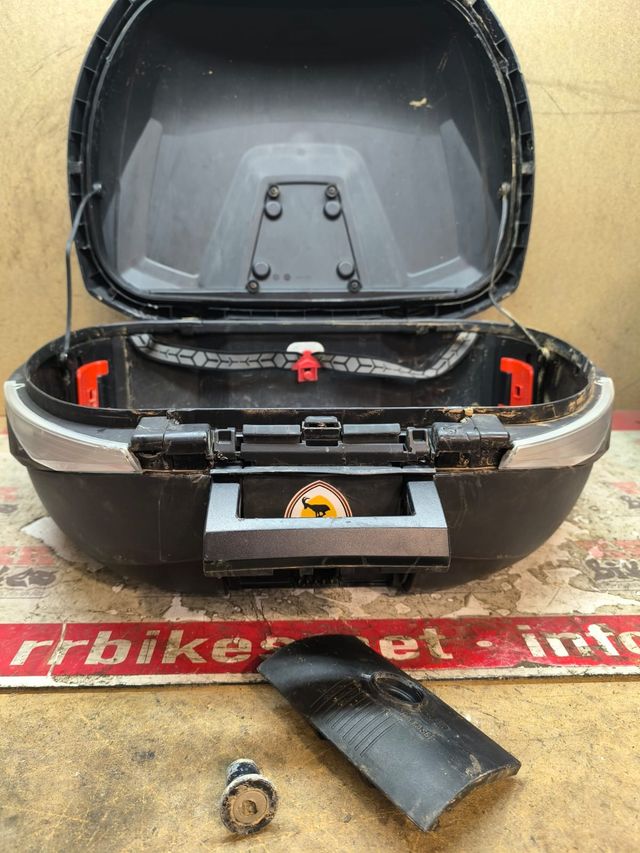 BAÚL USADO SHAD 58 LITROS *SIN LLAVE CIERRE ROTO*