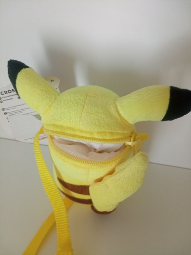Peluche bolso pikachu