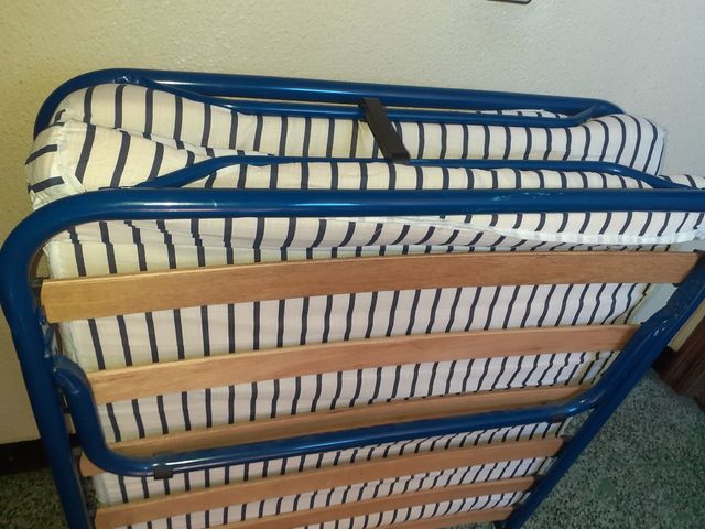 Cama plegable con su colchón.