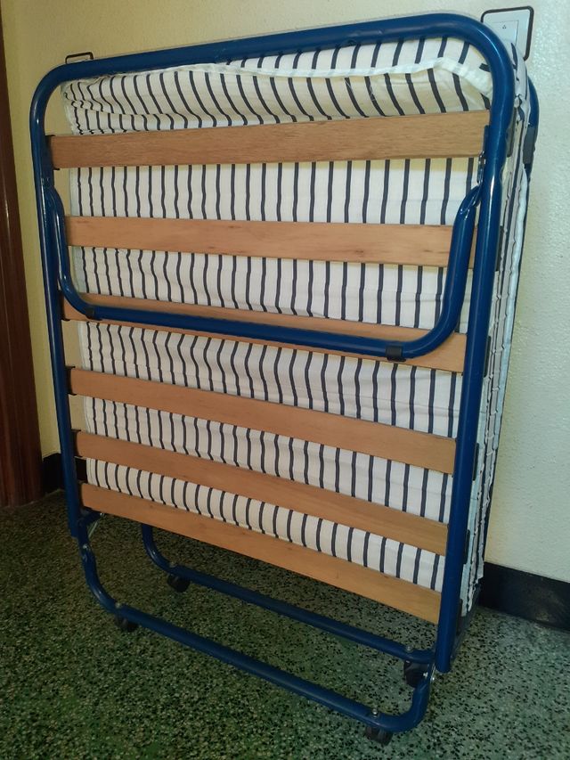 Cama plegable con su colchón.
