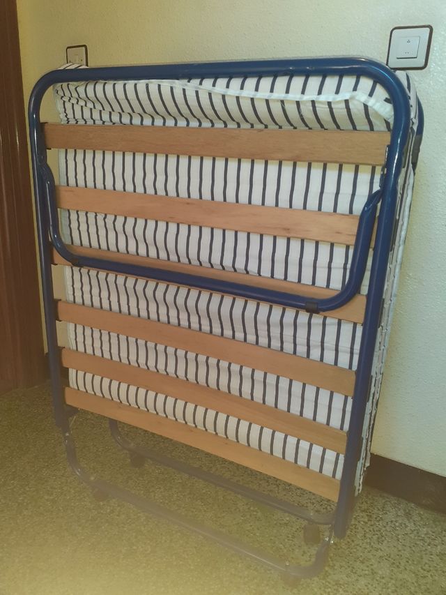 Cama plegable con su colchón.