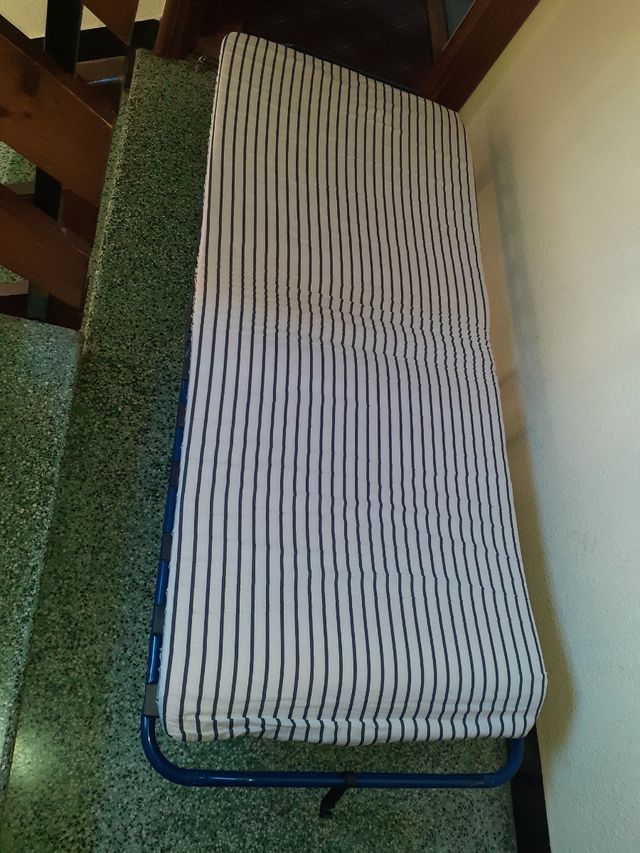 Cama plegable con su colchón.