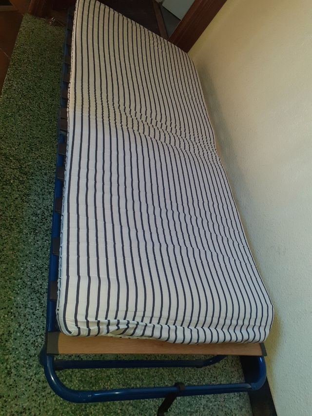Cama plegable con su colchón.