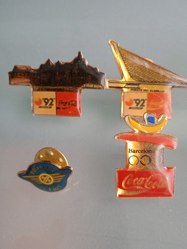 Lote 5 pins mas Carcasa mechero Xacobeo 93