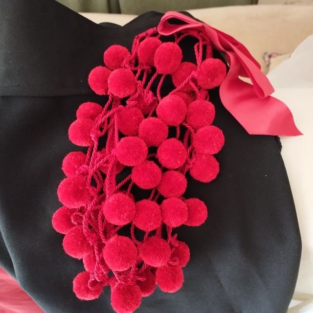 Sombrero calañes negro + madroñera roja