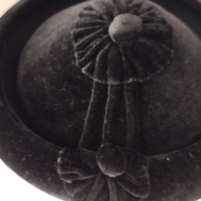 Sombrero calañes negro + madroñera roja