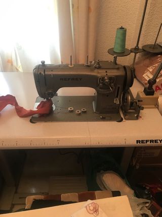 Maquina de coser industrial en perfecto estado