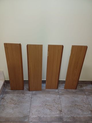 4 baldas madera marrón. 