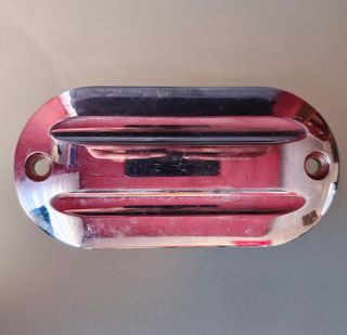 Tapa cromada inspección cadena primaria de Harley.