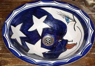 Mueble lavabo rústico con espejo.