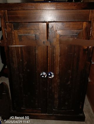 Mueble lavabo rústico con espejo.