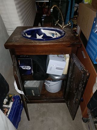 Mueble lavabo rústico con espejo.